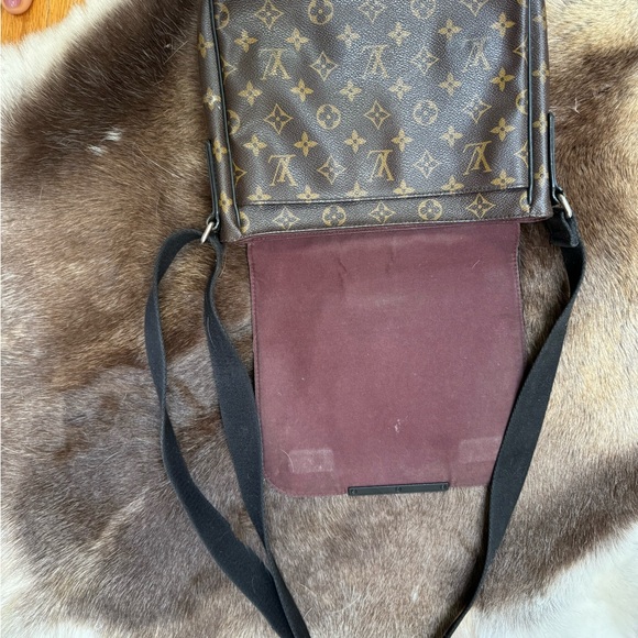 Authentic Louis Vuitton Messenger Bag - Picture 3 of 6